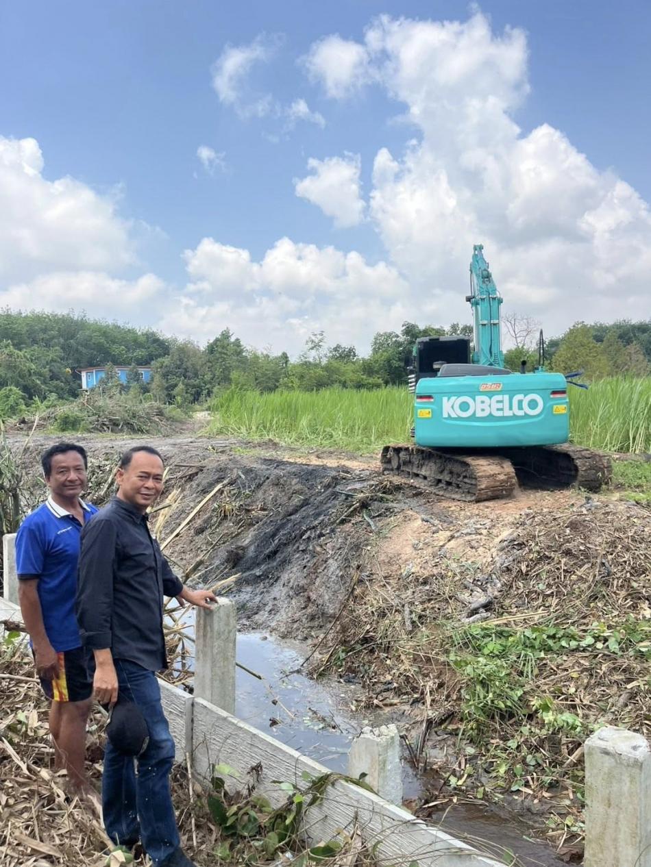เทศบาลตำบลทับมา ขุดลอกร่องน้ำป้องกันน้ำท่วม หมู่ที่ 7 ซอยยางปีนตอ