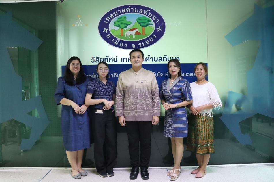 เทศบาลตำบลทับมา ร่วมรณรงค์การแต่งกายอัตลักษณ์ไทยสู่สากล ภายใต้แนวคิด “ภูมิใจแต่งไทยทั้งแผ่นดิน”