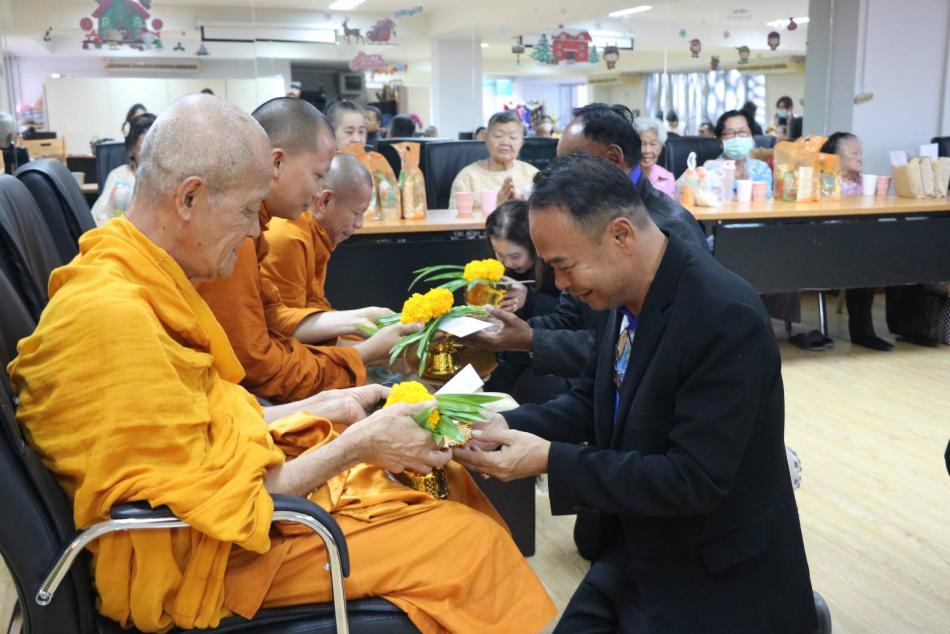 เทศบาลตำบลทับมา จัดกิจกรรมทำบุญตักบาตร ส่งท้ายปีเก่า ต้อนรับปีใหม่ ประจำปี 2569