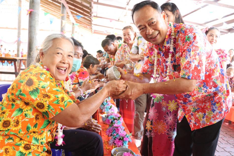 เทศบาลตำบลทับมา ร่วมกับวัดทับมา จัดกิจกรรมรดน้ำขอพรผู้สูงอายุ สืบสานประเพณีสงกรานต์ ภายใต้โครงการลานวัฒนธรรมวิถีถิ่นตำบลทับมา ประจำปีงบประมาณ 2569