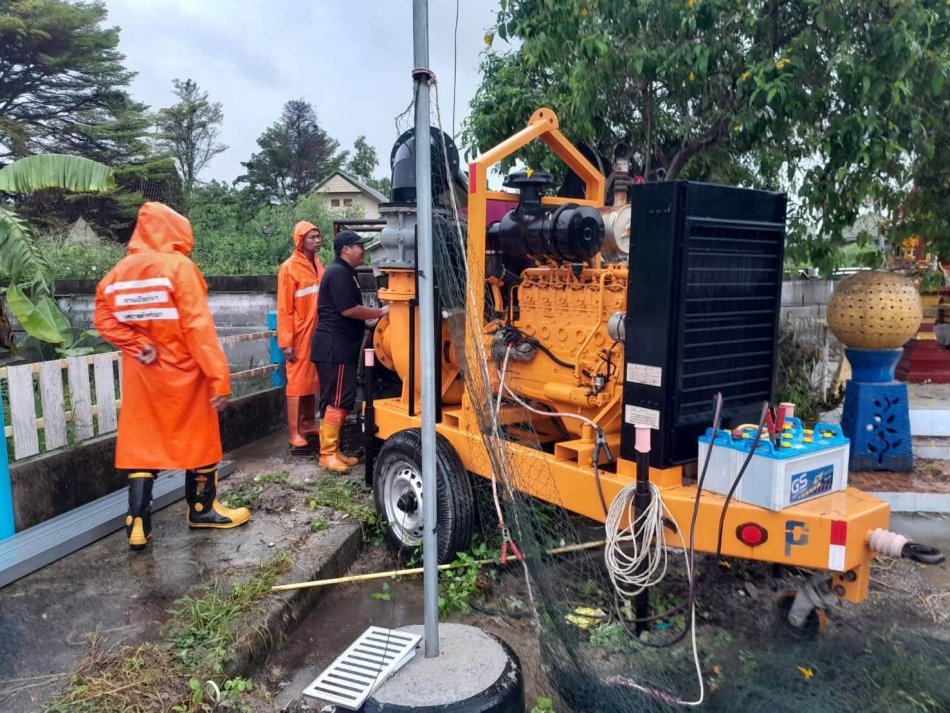 เทศบาลตำบลทับมา เตรียมความพร้อมรับสถานการณ์ฝนตกต่อเนื่อง ตรวจเช็กเครื่องสูบน้ำพร้อมใช้งาน 