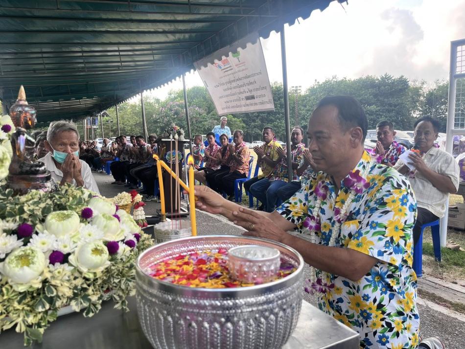 เทศบาลตำบลทับมา ร่วมสืบสานประเพณีสงกรานต์ จัดกิจกรรมรดน้ำขอพรผู้สูงอายุ เสริมสร้างความกตัญญูและความสามัคคีในชุมชน  หมู่ที่ 1 บ้านขนาบ