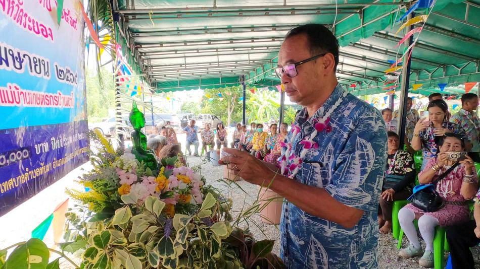 เทศบาลตำบลทับมา ร่วมสืบสานประเพณีสงกรานต์ จัดกิจกรรมรดน้ำขอพรผู้สูงอายุ เสริมสร้างความกตัญญูและความสามัคคีในชุมชน หมู่ 5  บ้านเขาไผ่