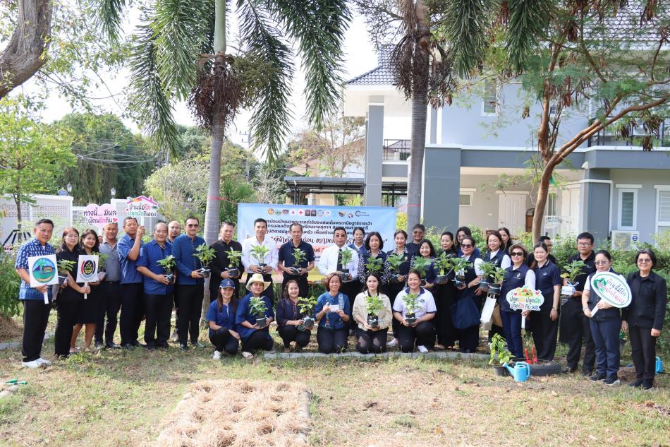 เทศบาลตำบลทับมา เข้าร่วมกิจกรรม “ผู้นำทำก่อน ขยายผลสู่ครัวเรือนทำตาม” สร้างความมั่นคงทางอาหารอย่างยั่งยืน