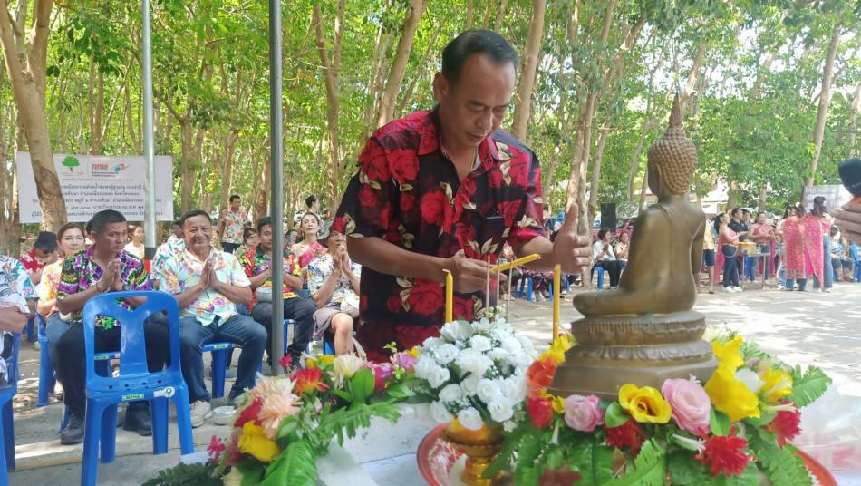 เทศบาลตำบลทับมา ร่วมสืบสานประเพณีสงกรานต์ จัดกิจกรรมรดน้ำขอพรผู้สูงอายุ เสริมสร้างความกตัญญูและความสามัคคีในชุมชน หมู่ที่ 6 บ้านหนองโพรง  แหลมทองหลาง