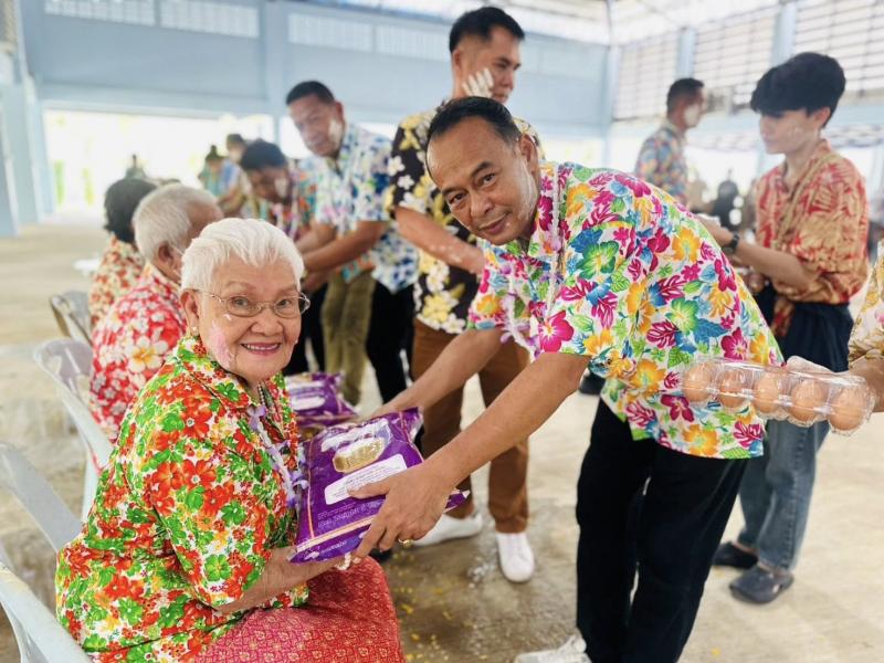 เทศบาลตำบลทับมา ร่วมสืบสานประเพณีสงกรานต์ จัดกิจกรรมรดน้ำขอพรผู้สูงอายุ เสริมสร้างความกตัญญูและความสามัคคีในชุมชน หมู่ 2 บ้านแหลมมะขาม