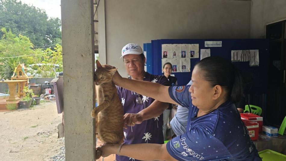 เทศบาลตำบลทับมาลงพื้นที่ต่อเนื่อง ฉีดวัคซีนป้องกันโรคพิษสุนัขบ้าในพื้นที่หมู่ที่ 5 และหมู่บ้านเพชรรัตน์ หมู่ที่ 2