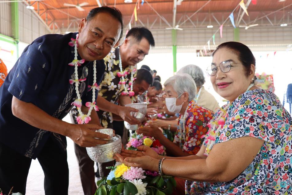 เทศบาลตำบลทับมา ร่วมสืบสานประเพณีสงกรานต์ จัดกิจกรรมรดน้ำขอพรผู้สูงอายุ เสริมสร้างความกตัญญูและความสามัคคีในชุมชน  หมู่ที่ 3 บ้านหนองมะหาด