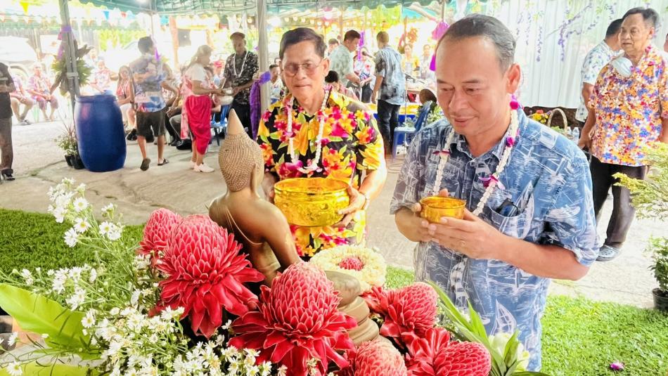 เทศบาลตำบลทับมา ร่วมสืบสานประเพณีสงกรานต์ จัดกิจกรรมรดน้ำขอพรผู้สูงอายุ เสริมสร้างความกตัญญูและความสามัคคีในชุมชน หมู่ที่ 4  บ้านทับมา