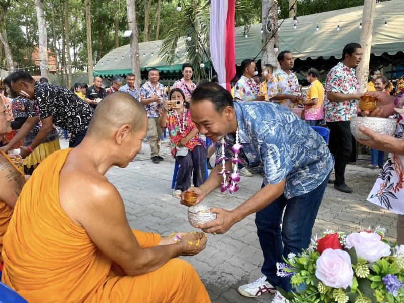 เทศบาลตำบลทับมา ร่วมสืบสานประเพณีสงกรานต์ จัดกิจกรรมรดน้ำขอพรผู้สูงอายุ เสริมสร้างความกตัญญูและความสามัคคีในชุมชน หมู่ที่ 7  บ้านเขาโบสถ์