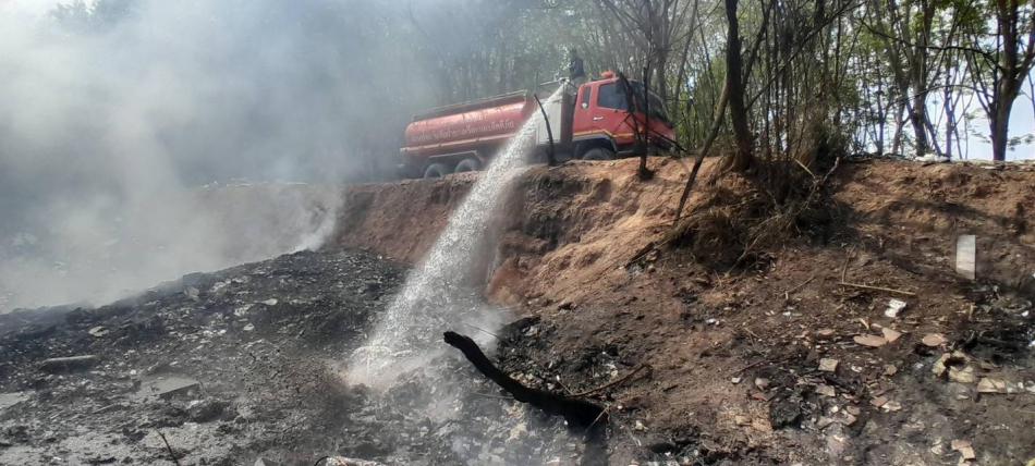 เทศบาลตำบลทับมา เร่งระงับเหตุไฟไหม้กองขยะ ลดผลกระทบต่อประชาชนในพื้นที่