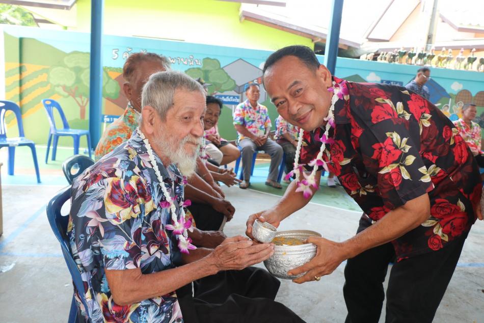 เทศบาลตำบลทับมา ร่วมสืบสานประเพณีสงกรานต์ จัดกิจกรรมรดน้ำขอพรผู้สูงอายุ เสริมสร้างความกตัญญูและความสามัคคีในชุมชน  หมู่ที่ 8 บ้านสะพานหิน
